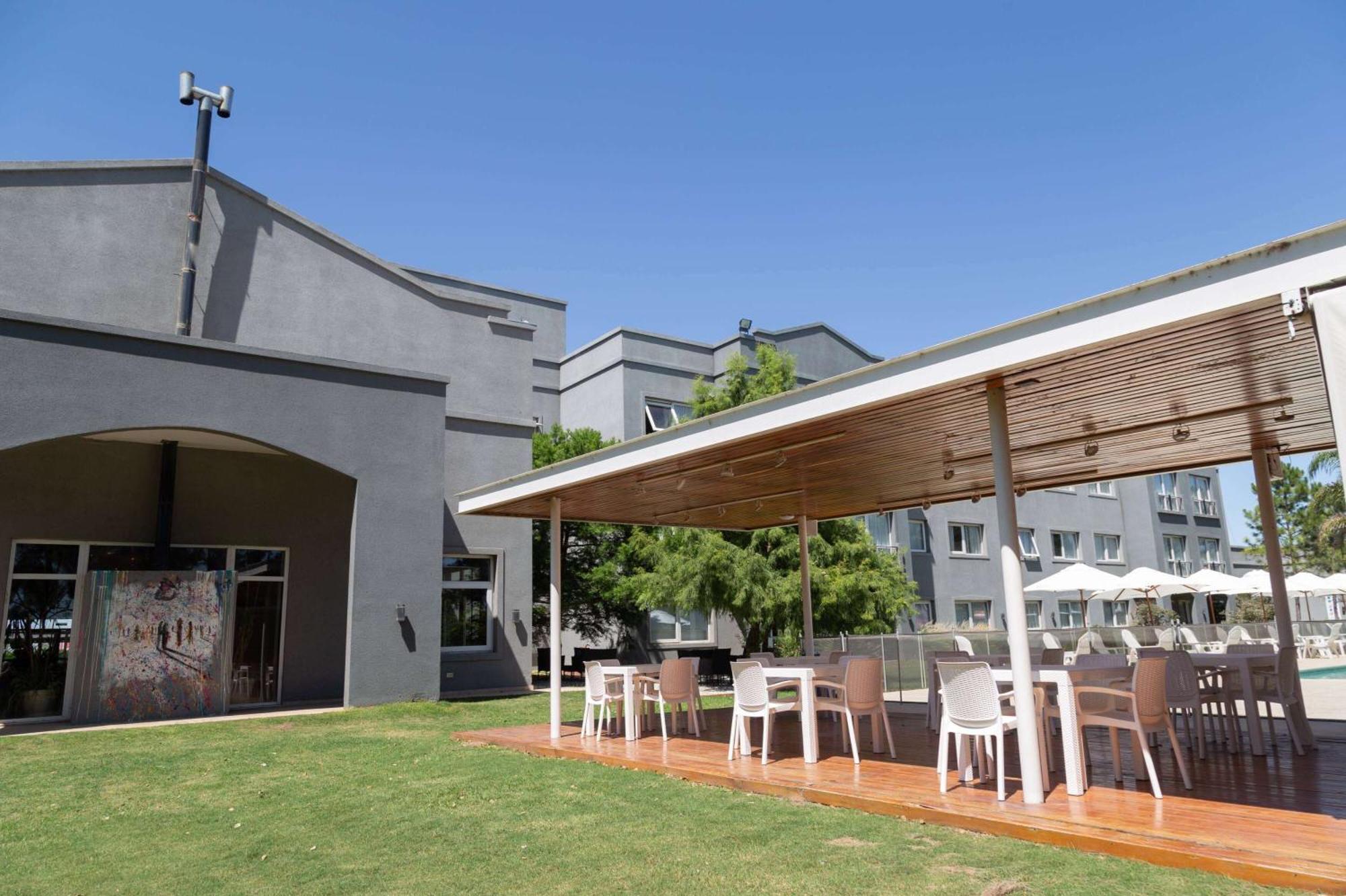Howard Johnson Hotel & Resort Фунес Экстерьер фото
