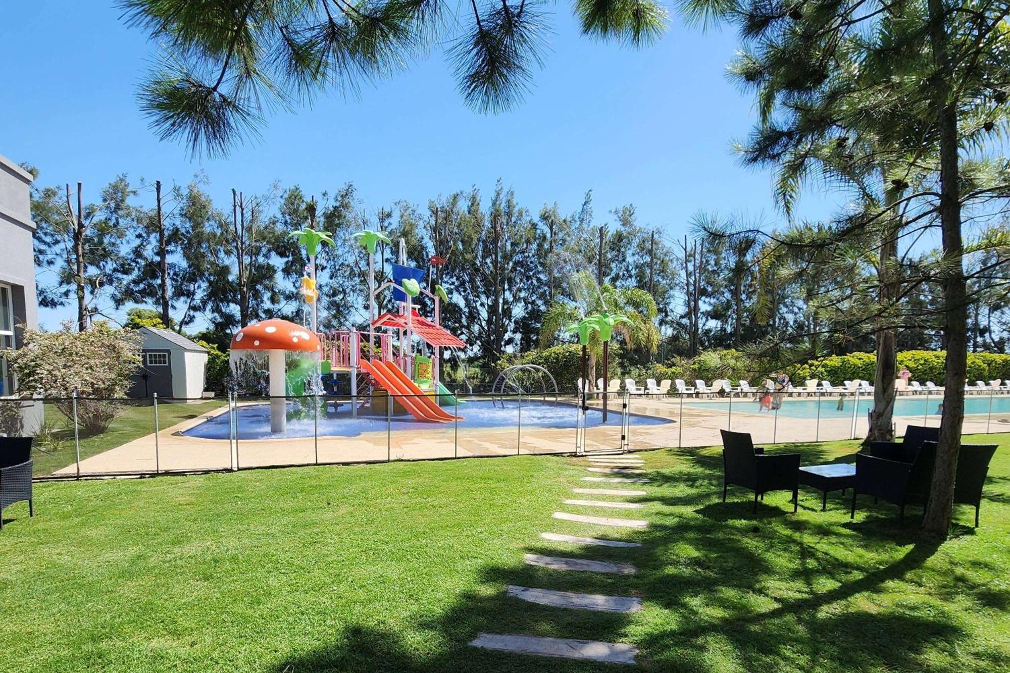 Howard Johnson Hotel & Resort Фунес Экстерьер фото
