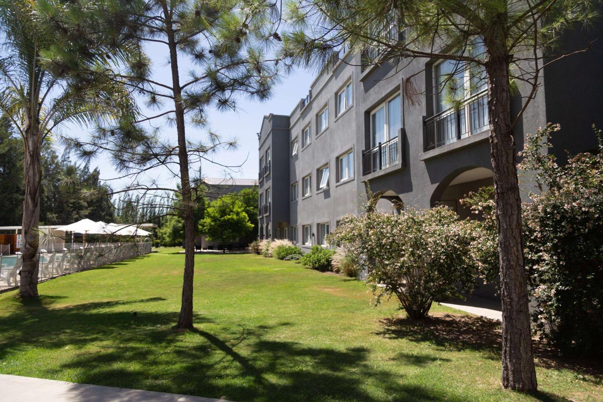 Howard Johnson Hotel & Resort Фунес Экстерьер фото